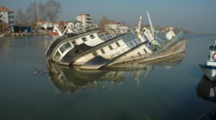 Ka&ccedil;ak&ccedil;ılık nedeniyle el konan gemi battı
