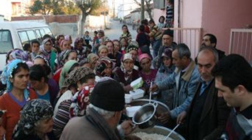 Alevi vatandaşlar, k&ouml;yde dağıtılan iftar yemeğinden memnun kaldı