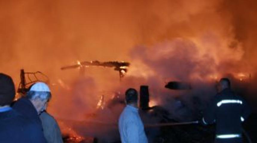 Elektrik kontağından &ccedil;ıkan yangında 24 ev k&uuml;l oldu