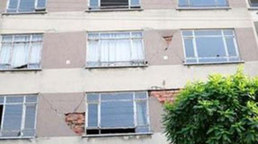 Orta hasarlı binalara su ve elektrik yok!