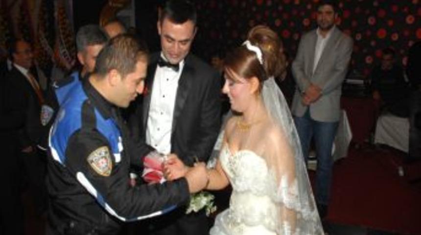 Polis, gen&ccedil; &ccedil;ifti d&uuml;ğ&uuml;nlerinde kelep&ccedil;eleyerek s&uuml;rpriz yaptı