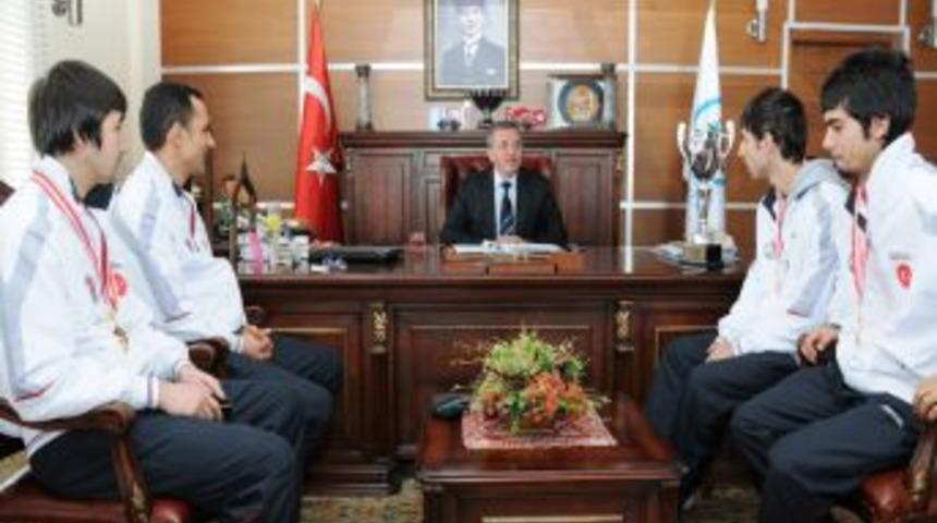 U20 Milli Takım&rsquo;dan Başkan &Ccedil;etin&rsquo;e ziyaret