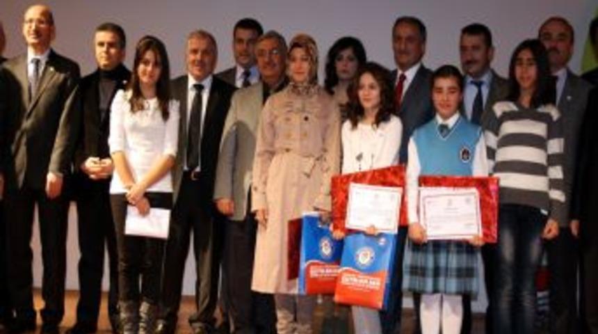 Liseliler Mehmet Akif'i yazdıkları şiirlerle andı