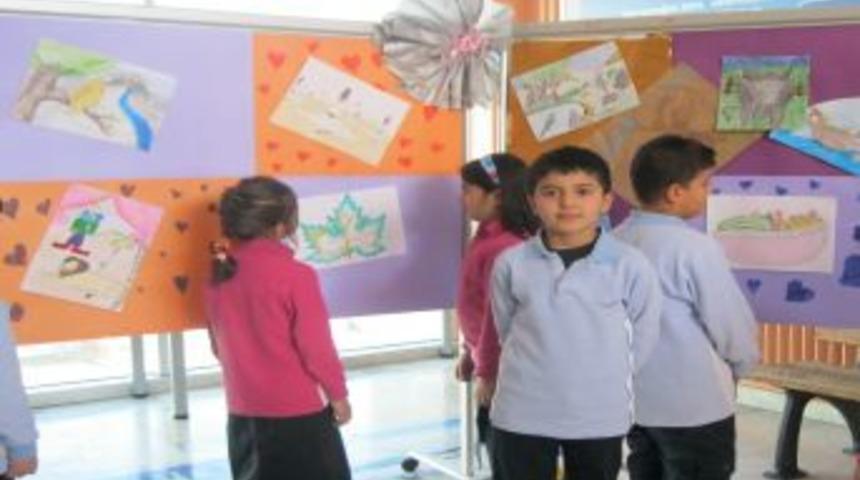 8 yaşındaki ressam ilk sergisini okulunda a&ccedil;tı