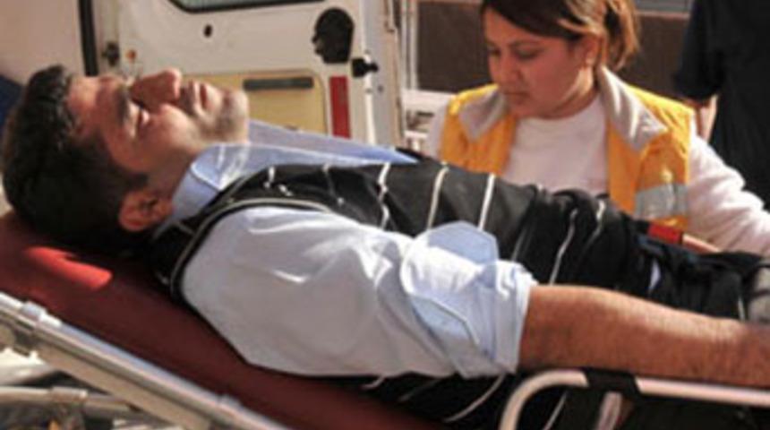 Otob&uuml;s şof&ouml;r&uuml;n&uuml; bayılana kadar d&ouml;vd&uuml;ler!