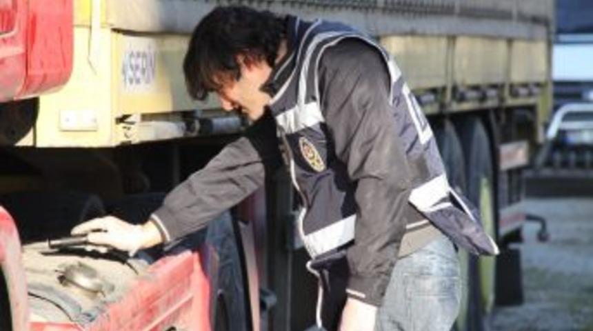 'Dur' ihtarına uymayan s&uuml;r&uuml;c&uuml;s&uuml; ka&ccedil;an TIR&rsquo;da arama