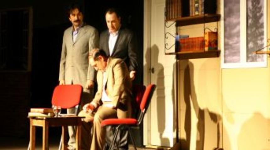 'Gurbet' adlı tiyatro oyunu Ardeşen&rsquo;de sahne aldı