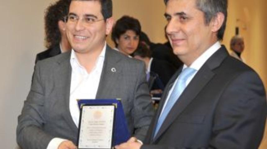 Başhekim &Ccedil;etinkaya'dan T&uuml;t&uuml;nc&uuml;'ye teşekk&uuml;r plaketi