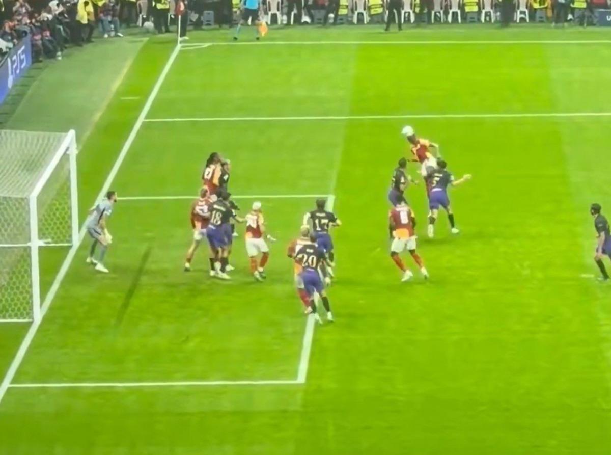 Galatasaray-Barcelona maçında pasif ofsayt tartışması! Attıkları gol kurallara uygun mu? 2