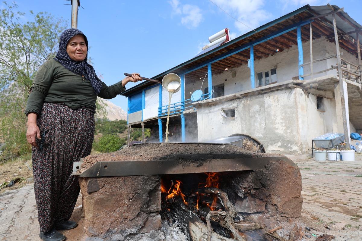 Mahalleye dev kazanlar kurup 4 saat kaynatıyorlar! Kilosu 800 TL den satılıyor 2