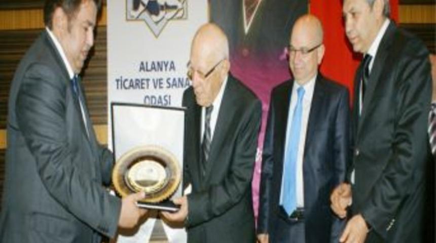 ALTSO&rsquo;da &uuml;yelikte 35 yılı dolduranlara ş&uuml;kran plaketi