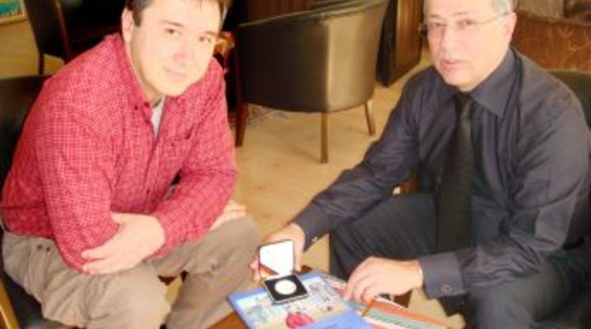 Alman H&uuml;k&uuml;meti'nden aldığı madalyanın sevincini Başkan Sipahioğlu ile paylaştı