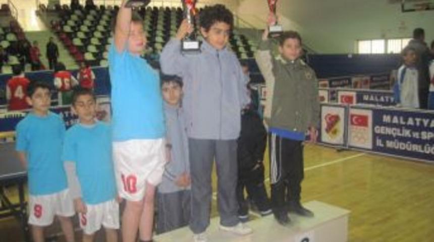 &Ouml;zel Rahime Batu İlk&ouml;ğretim Okulu masa tenisinde birinci oldu