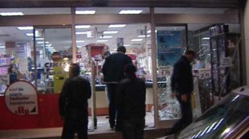 İ&ccedil;inde m&uuml;şteri bulunan markete molotof attılar