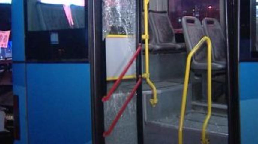 Halk otob&uuml;s&uuml;ne i&ccedil;inde yolcular varken molotof attılar