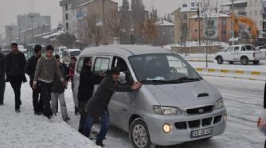 Muş'ta 200 k&ouml;y yolu a&ccedil;ıldı