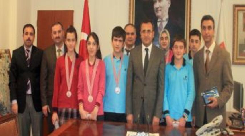 Denizli Valisi Demir, T&Uuml;BİTAK dereceli Servergazili &ouml;ğrencileri &ouml;d&uuml;llendirdi