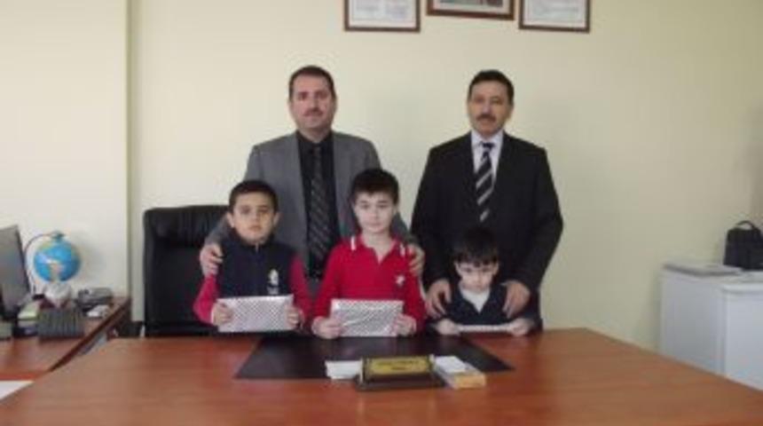 İsmi Mehmet Akif olan &ouml;ğrencilerini Akif'i anlatan kitapla &ouml;d&uuml;llendirdi