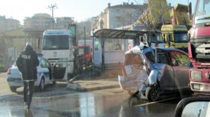 &Uuml;nye Fiskobirlik Sapağı&rsquo;nda trafik kazası: 2 yaralı