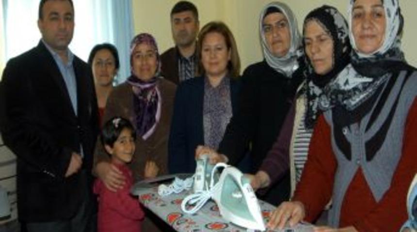 Milletvekili G&uuml;rkan depremzedelerin g&ouml;nl&uuml;n&uuml; aldı