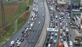 Şelaleyi andıran g&ouml;r&uuml;nt&uuml;ler! Bir&ccedil;ok il&ccedil;ede trafik milim ilerlemiyor