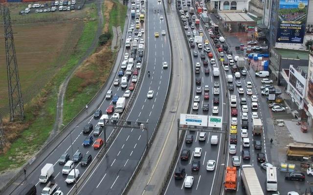 Şelaleyi andıran görüntüler! Birçok ilçede trafik milim ilerlemiyor