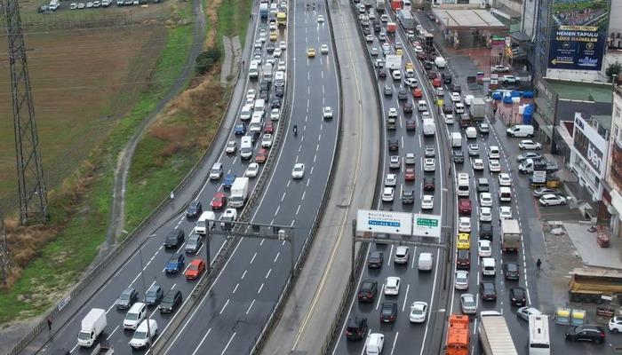 Şelaleyi andıran g&ouml;r&uuml;nt&uuml;ler! Yer: Sultangazi - Arabalar viyad&uuml;klerde y&uuml;z&uuml;yor... Bir&ccedil;ok il&ccedil;ede trafik milim ilerlemiyor