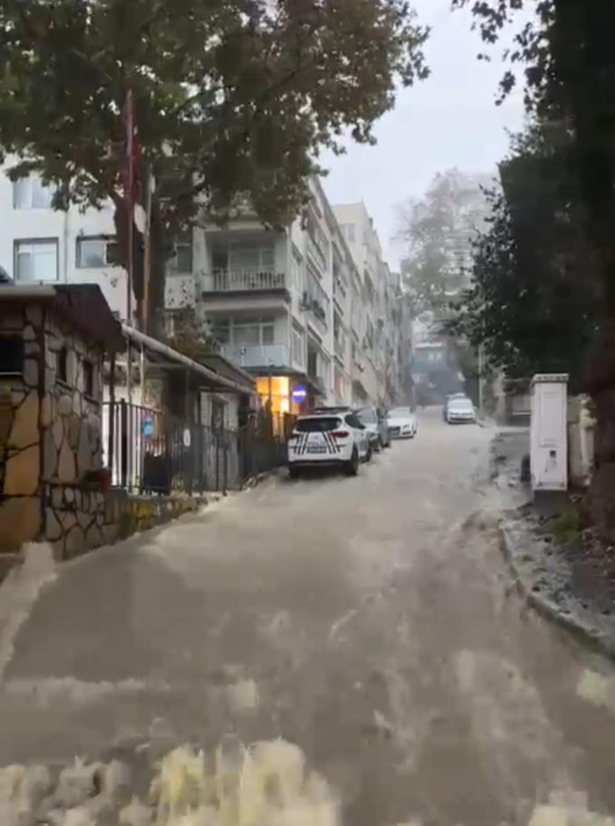 Şelaleyi andıran g&ouml;r&uuml;nt&uuml;ler! Yer: Sultangazi - Arabalar viyad&uuml;klerde y&uuml;z&uuml;yor... Bir&ccedil;ok il&ccedil;ede trafik milim ilerlemiyor 2