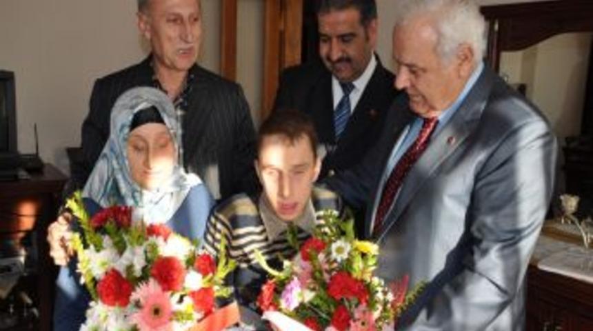 Vali Musa &Ccedil;olak, engellileri evlerinde ziyaret etti