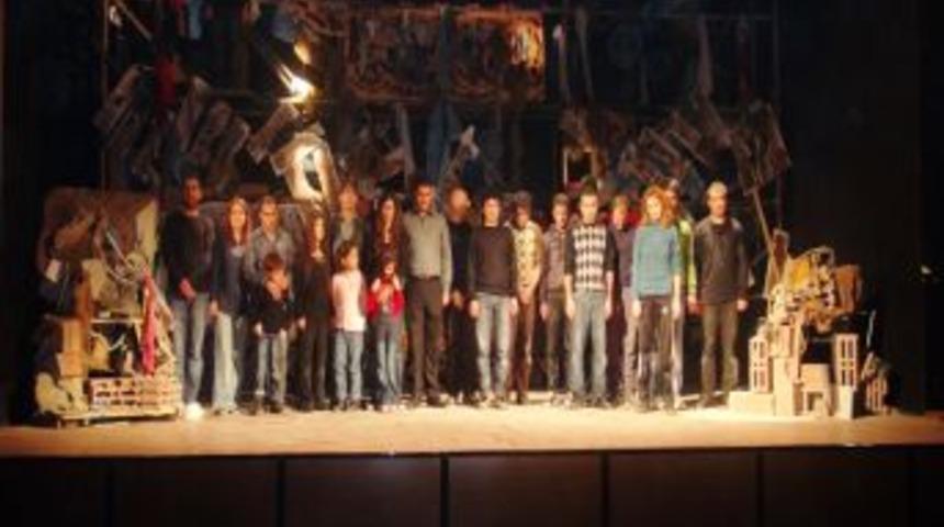 Batman Sanat Tiyatrosu, perdelerini deprem mağdurları i&ccedil;in a&ccedil;tı