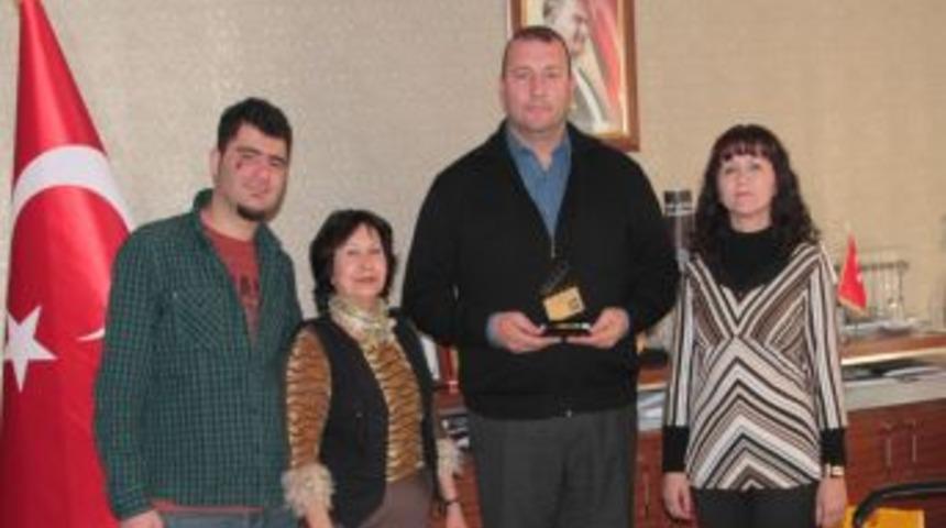 Sinema Amat&ouml;rleri Bigadi&ccedil; Belediye Başkanı G&ouml;ksel'e plaket verdi