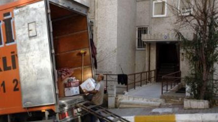 Ey&uuml;p'te yıkılması tavsiye edilen binalar boşaltılıyor