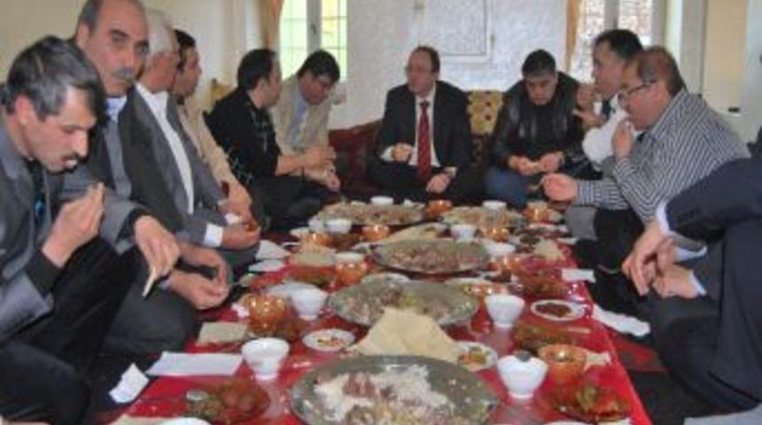 Şanlıurfa Emniyet M&uuml;d&uuml;r&uuml; Likoğlu, Suru&ccedil;'ta k&ouml;y sofrasına konuk oldu