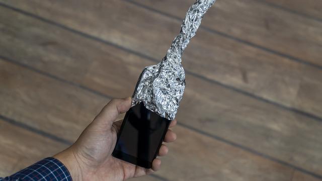 Ne olacağını merak etti, telefonunu alüminyum folyoya sardı! Sonuç herkesi şaşırttı