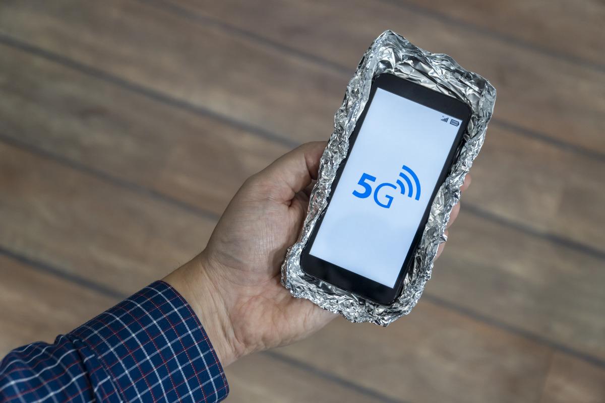 Ne olacağını merak etti, telefonunu alüminyum folyoya sardı! Sonuç herkesi şaşırttı 3
