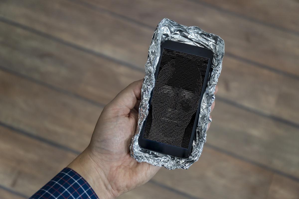 Ne olacağını merak etti, telefonunu alüminyum folyoya sardı! Sonuç herkesi şaşırttı 4