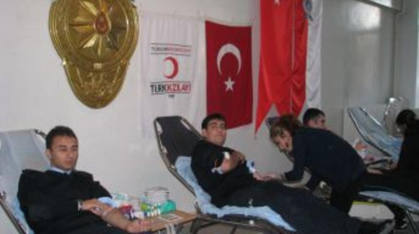 Polis adayları kan bağışında bulundu
