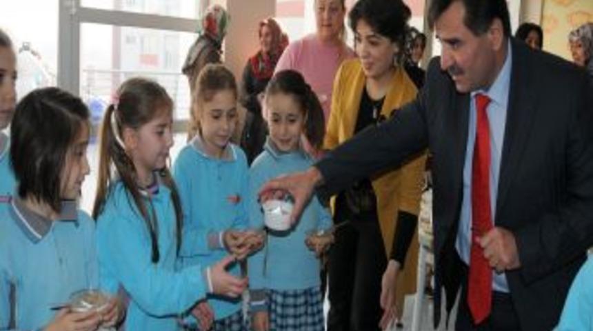 &Ouml;zel Şehzade Mehmet İlk&ouml;ğretim Okulu&rsquo;nda aşure dağıtıldı