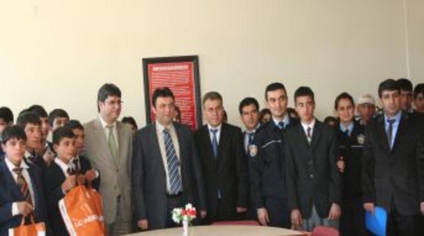 Suru&ccedil; Emniyet M&uuml;d&uuml;rl&uuml;ğ&uuml;, 550 fakir &ouml;ğrenciye giysi yardımında bulundu