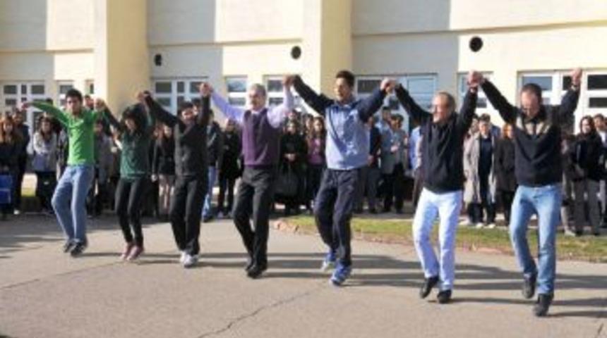 'Bir Sevdadır Horon' diyen &ouml;ğrenciler horon tepti