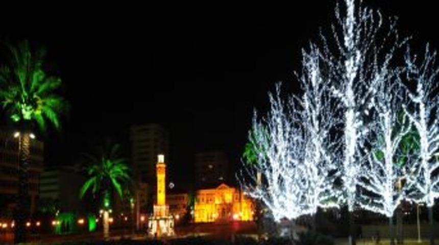 İzmir&rsquo;in &ouml;nemli cadde ve sokakları ışıklarla s&uuml;slendi
