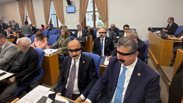 Yeni Parti'den 'Halk TV' protestosu! Vekiller gözlerini ve ağızlarını siyah bantla kapattı