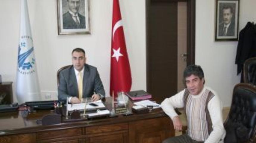 Erkal, Başkan Cengiz'e 'Burnumda T&uuml;t&uuml;yorsun'u hediye etti