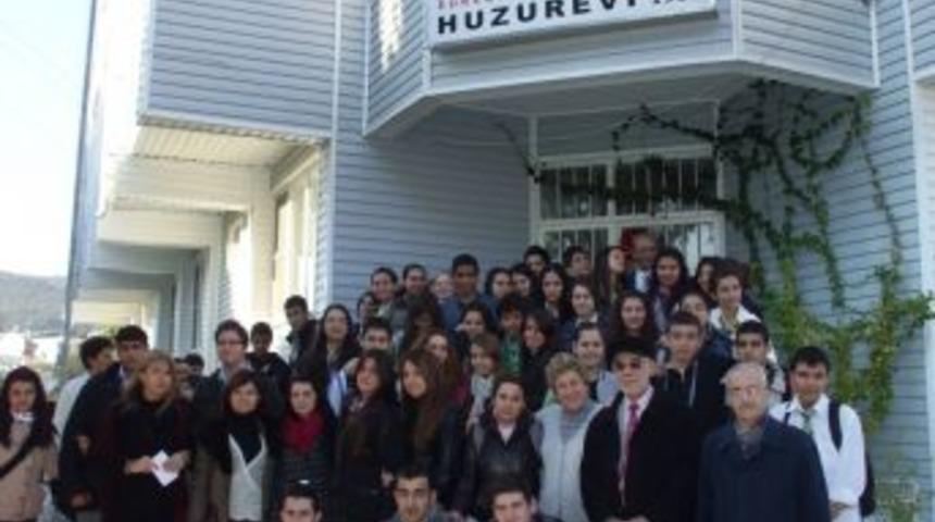 Edremit Lisesi &ouml;ğrencileri huzurevini ziyaret etti
