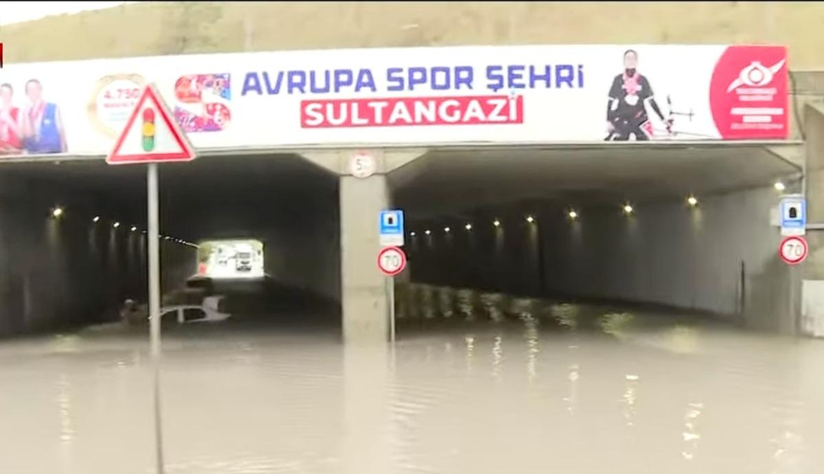 Şelaleyi andıran g&ouml;r&uuml;nt&uuml;ler! Yer: Sultangazi - Arabalar viyad&uuml;klerde y&uuml;z&uuml;yor... Bir&ccedil;ok il&ccedil;ede trafik milim ilerlemiyor 1