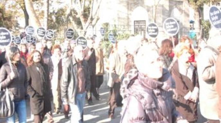 Dink&rsquo;in arkadaşları duruşma &ouml;ncesi y&uuml;r&uuml;d&uuml;