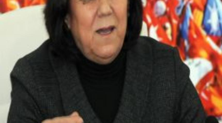 'Kadın toplum ile aile arasında k&ouml;pr&uuml; vazifesi g&ouml;r&uuml;yor'