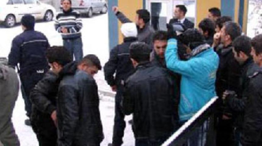 K&ouml;yl&uuml;ler &uuml;niversiteyi bastı