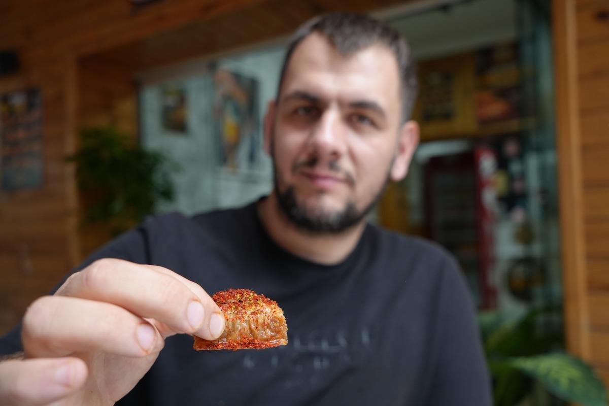 Çayı hatta baklavayı bile acı biberle yiyor: Kırmızıya boyamadığı yemeği yiyemiyor 1