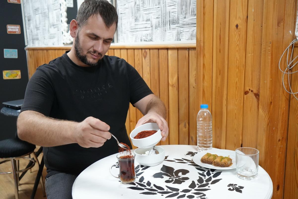 Çayı hatta baklavayı bile acı biberle yiyor: Kırmızıya boyamadığı yemeği yiyemiyor 4